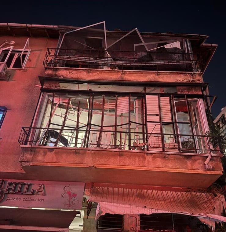 דירה שניזוקה כתוצאה מפגיעה ישירה ברמת גן