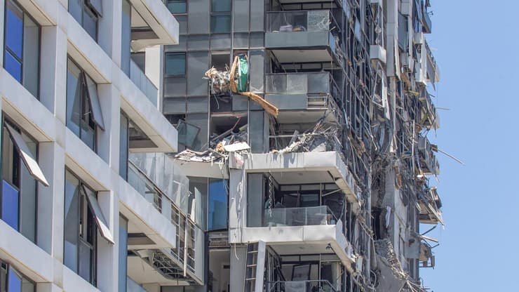 הפגיעה ברחוב הסמוך לקריה (צילום: עידו ארז ) הבוקר לאחר הנפילה בתל אביב