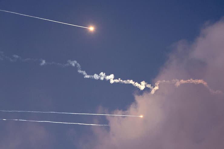 יירוטים ברחבי הארץ בעקבות שיגורים מאיראן ( צילום: JACK GUEZ / AFP) יירוטים ברחבי הארץ בעקבות שיגורים מאיראן