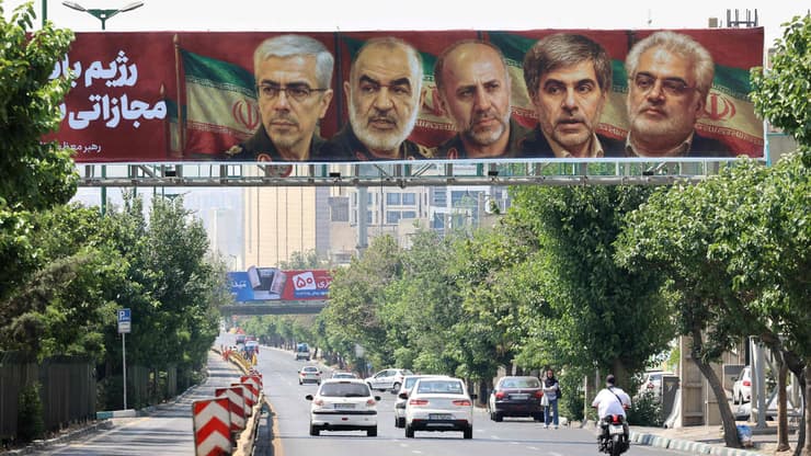 טהרן איראן שלט חוצות  עם מחוסלים