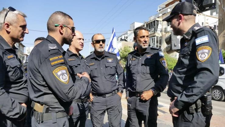 מפכ"ל המשטרה בזירת הפגיעה הישירה ברמת גן