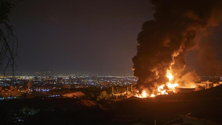 תקיפה מאגרי דלק באזור טהרן. במפרץ מזהירים: "תקיפות יטלטלו את השווקים הבינלאומיים" (צילום: Stringer/Getty Images) תקיפה במחסני הנפט של שהראן, איראן
