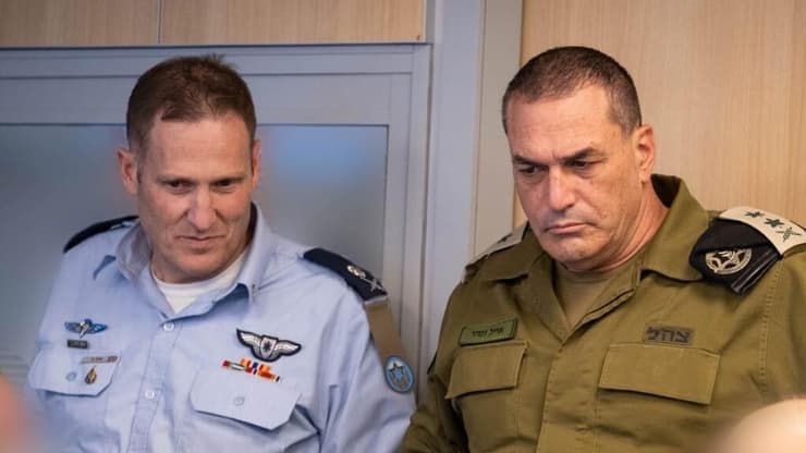 הרמטכ"ל זמיר ומפקד חיל האוויר בר. גם נגדם הגישה הקרן תלונה (צילום: דובר צה"ל) הרמטכ"ל בהערכת מצב בבור חיל האוויר
