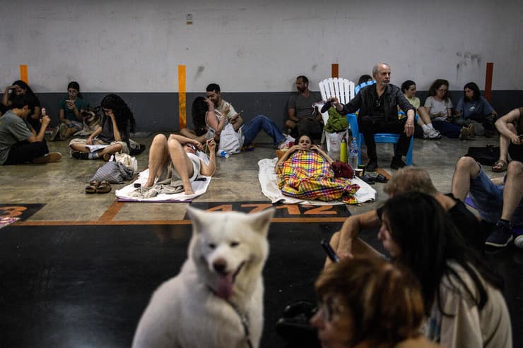 אנשים וכלב במרחב המוגן