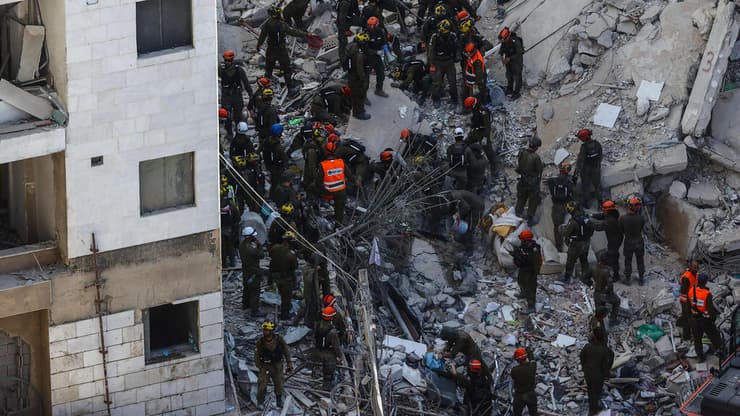 פעולות החילוץ המורכבות (צילום: גיל נחושתן) נזקי הפגיעה הישירה בבת ים