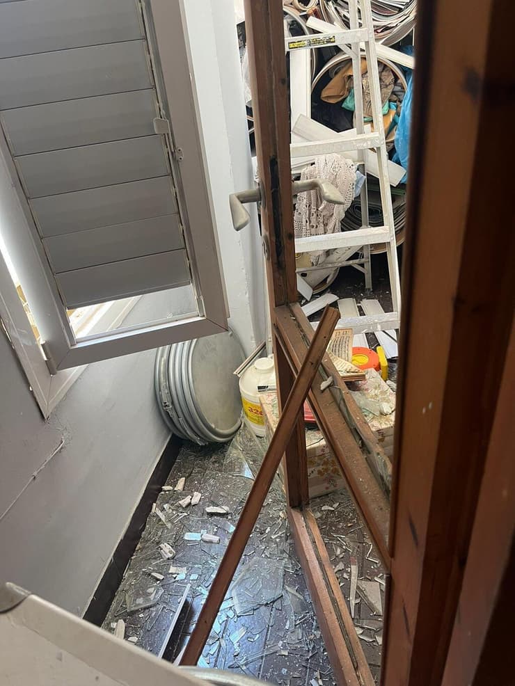 ההרס בדירתה של שרה וינו אלעד בעקבות פגיעת טיל מאיראן