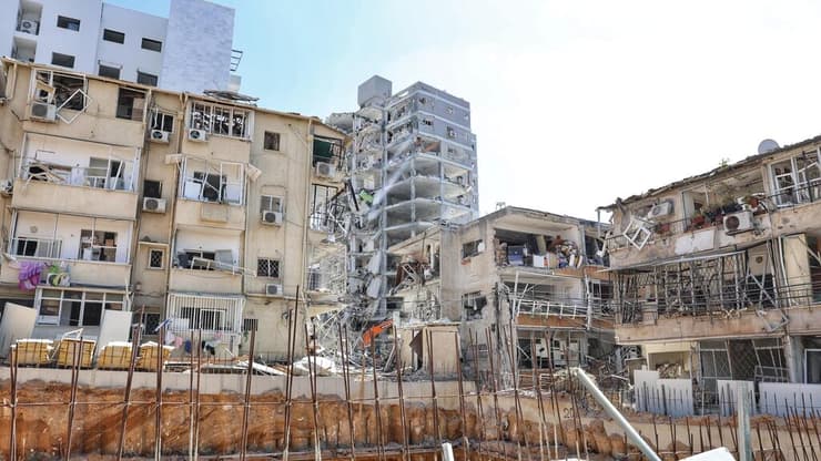 נזקי הפגיעה הישירה בבת ים (צילום: דנה קופל) נזקי הפגיעה הישירה בבת ים