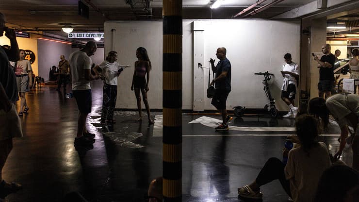 אזרחים במרחבים מוגנים. לא להתפשר בנושא המיגון (צילום: JOHN WESSELS / AFP) אזרחים ישנים בממדים ברחבי הארץ