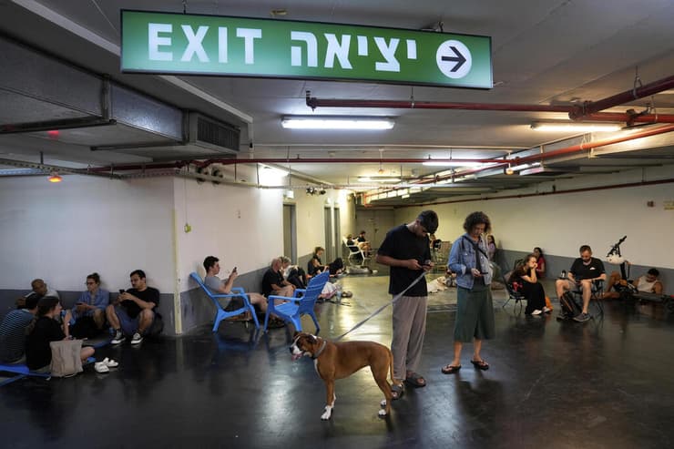ישראלים במקלט בסוף השבוע (צילום: AP/Baz Ratner) אזרחים ישנים בממדים ברחבי הארץ