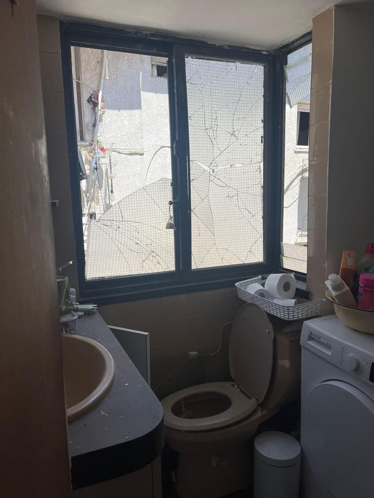 ההרס בדירתה של שרה וינו אלעד בעקבות פגיעת טיל מאיראן