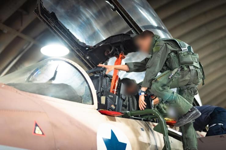 פעילות טייסי חיל האוויר במהלך מבצע "עם כלביא" להשמדת אתרי הגרעין האיראני באיראן (צילום: דובר צה"ל) פעילות טייסי חיל האוויר במהלך מבצע "עם כלביא" להשמדת אתרי הגרעין האיראני באיראן