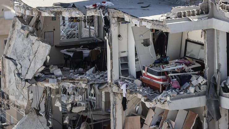 נזקי הפגיעה הישירה בבת ים (צילום: גיל נחושתן) נזקי הפגיעה הישירה בבת ים