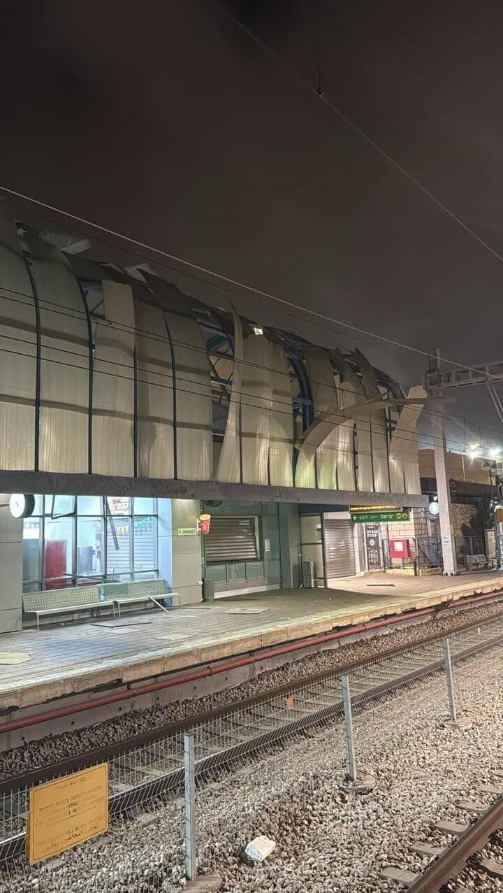 תחנת הרכבת ברחובות נפגעה מנזקי הדף הנפילה