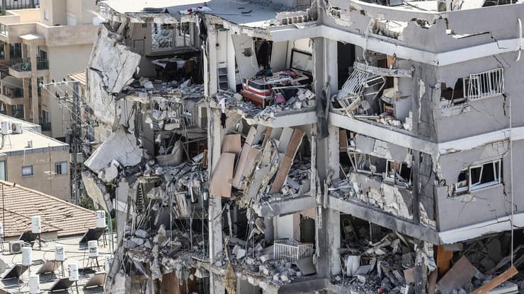 נזקי הפגיעה הישירה בבת ים (צילום: גיל נחושתן) נזקי הפגיעה הישירה בבת ים