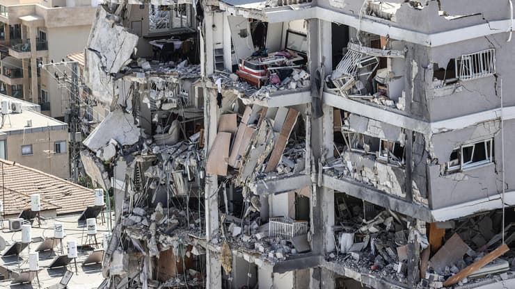 נזקי הפגיעה הישירה בבת ים (צילום: גיל נחושתן) נזקי הפגיעה הישירה בבת ים