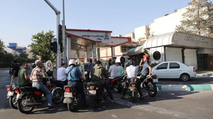 ממתינים בתור בתחנת דלק בטהרן. "אנשים מחכים שעות" (צילום: Majid Asgaripour/WANA) תחנת דלק בטהרן