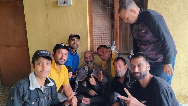 סמואל והמתנדבים, אחרי שנעדר במשך 9 ימים (צילום: באדיבות צוות מגן) ישראלי שאותר אחרי 9 ימים בהימלאייה
