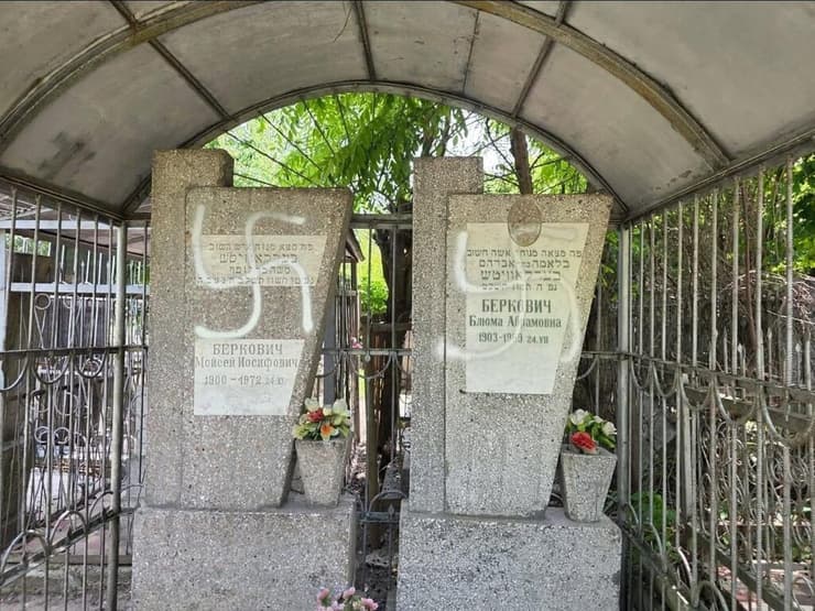 צלבי קרס רוססו על קברים יהודיים בקישינב
