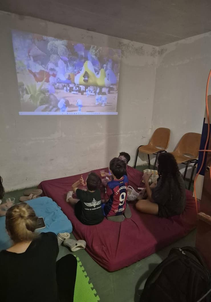 ילדים במקלט בקיבוץ העוגן רואים סרט בזמן האזעקות