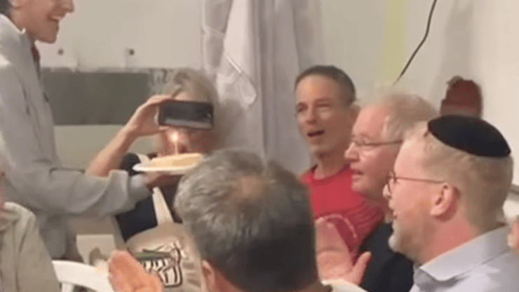 אלון אולארצ'יק חוגג יום הולדת במקלט