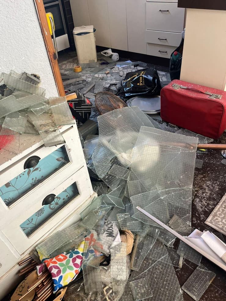 ההרס בדירתה של שרה וינו אלעד בעקבות פגיעת טיל מאיראן