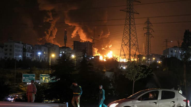 כן לפגוע באיום הגרעין, כן לפגוע בטילים. לא במשטר, בינתיים ( צילום: ATTA KENARE / AFP) מיכל נפט שהותקף באזור שהראן, טהרן
