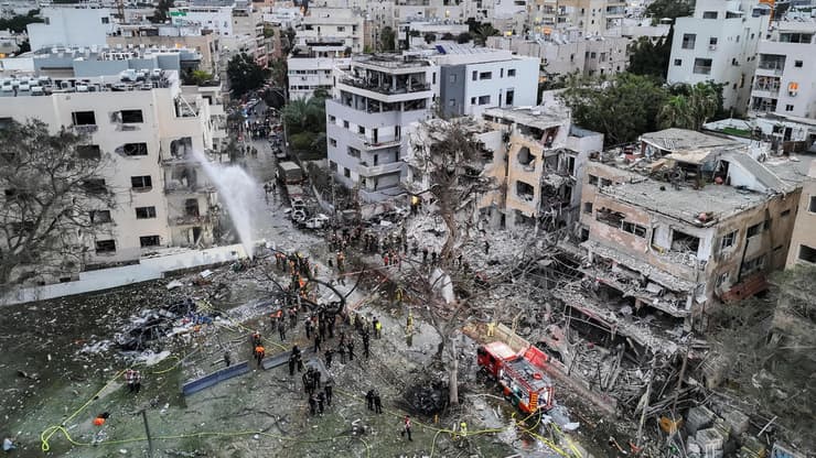 הרס בתל אביב. "זה לא משנה כמה טילים יש להם, אלא כמה הם יכולים לשגר" (צילום: REUTERS/Moshe Mizrahi) הזירה בתל אביב