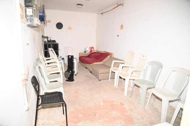 במקלט של חגית חסון. "לא ייתכן שלא יהיה נגיש לשני אנשים נכים" (צילום: יאיר שגיא) חגית חסון