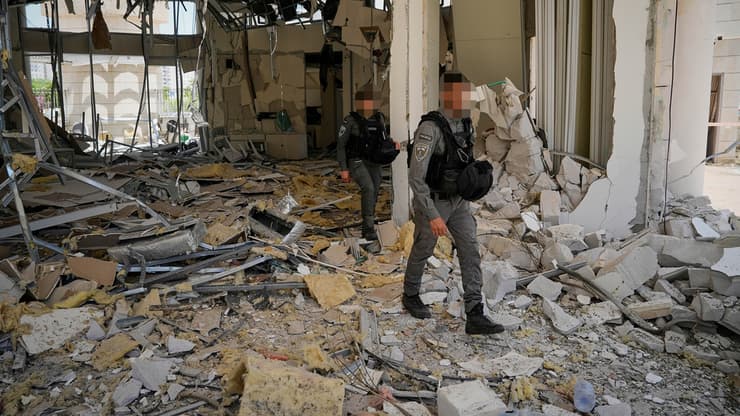 נזקי הפגיעה הישירה בפתח תקווה (צילום: AP Photo/Baz Ratner) נזקי הפגיעה הישירה בפתח תקווה