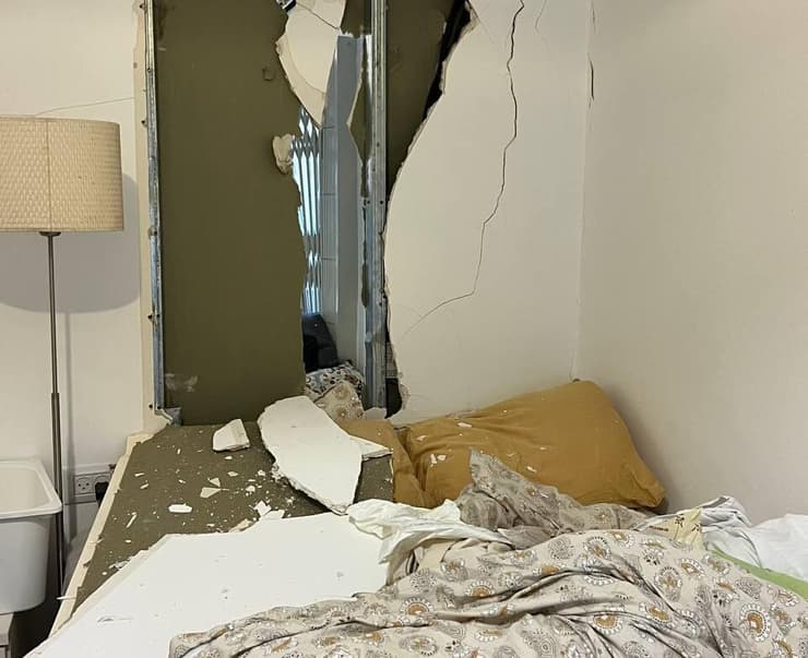 הקיר שנפל על המיטה של השותפה של מתניה אפשטיין ב תל אביב