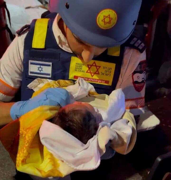 תינוק בן 6 ימים חולץ מהבניין המקביל לבניין שספג פגיעה ישירה בת״א