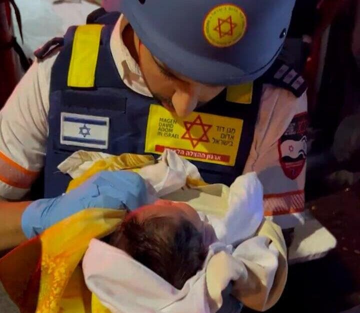 תינוק בן 6 ימים חולץ מהבניין המקביל לבניין שספג פגיעה ישירה בת״א
