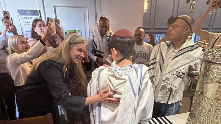 מילר ובנה בחגיגה בבית הכנסת (צילום: תומר היימן) בנה של מרב מילר חוגג בר מצווה בגיאורגיה