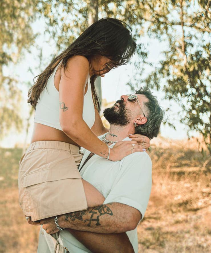 יוסי לוי ודור מושליאן בהצעת הנישואין. התאהבו מאוד מהר מרגע ההיכרות (צילום: פדריקו מס) יוסי לוי ודור מושליאן בהצעת הנישואין