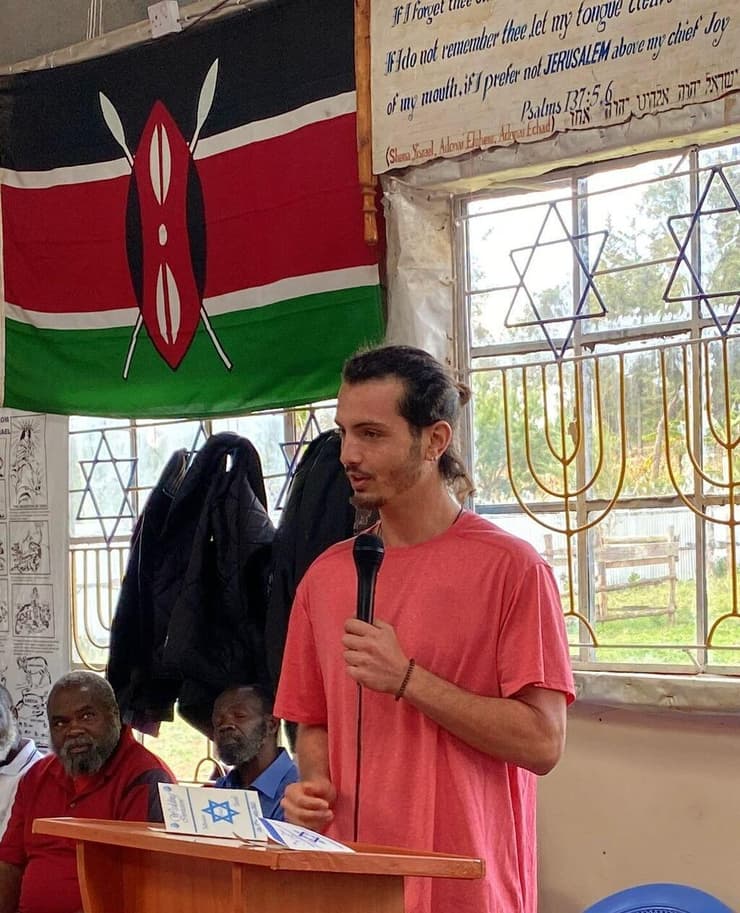 לירון נואם מול קהילת אוהבי ישראל בקניה (צילום: מהאלבום הפרטי) לירון נואם מול קהילת אוהבי ישראל בקניה