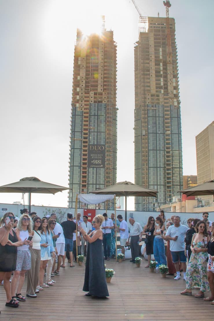 גג הקאנטרי בחתונה של קרין ואלירן. כולם מחאו להם כפיים (צילום: עדי ערוסי) גג הקאנטרי בחתונה של קרין ואלירן