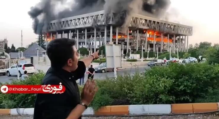 עיתונאי מדווח מזירת התקיפה