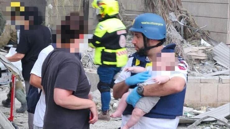 חילוץ אישה ותינוק בן שנה מבניין 20 קומות בפתח תקווה