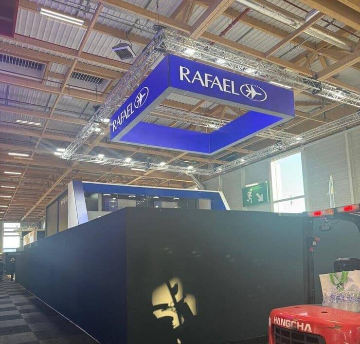 חסימה מול הביתן של רפאל הביתן הישראלי שנחסם בתערוכה בצרפת