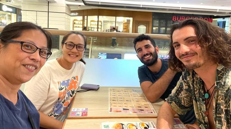 עם אוהבות ישראל בהונג קונג (צילום: מהאלבום הפרטי) עם אוהבות ישראל בהונג קונג