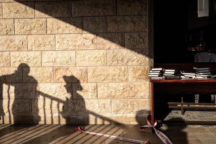 נזקי פגיעת טיל איראני בבני ברק (צילום: John Wessels / AFP) נזקי הפגיעה בבני ברק