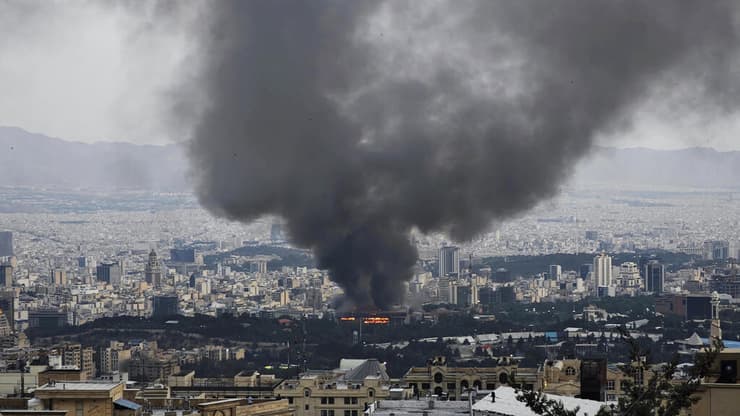 תקיפה בטהרן, במסגרת מבצע "עם כלביא" (צילום: Stringer/Getty Images) תקיפה ישראלית של ערוץ טלוויזיה איראני