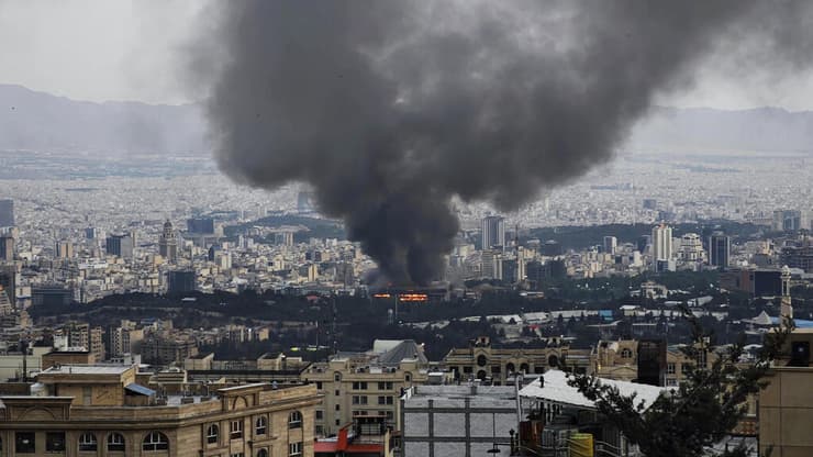 תקיפה בלב טהרן במלחמת 12 הימים: "נדע לפעול בעוצמה ובקטלניות" (צילום: Stringer/Getty Images) תקיפה ישראלית של ערוץ טלוויזיה איראני