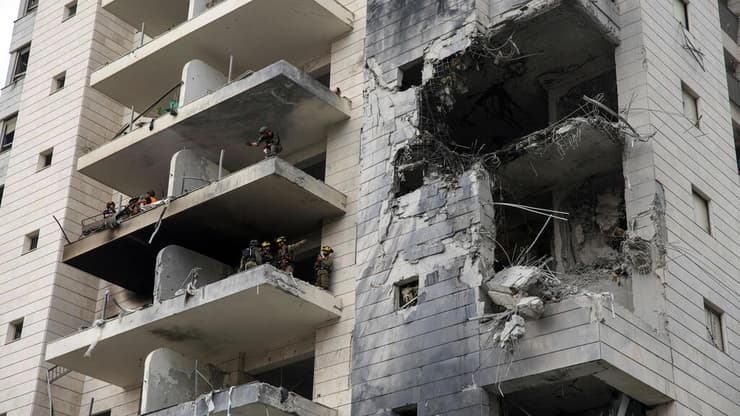 ביתם של הזוג שנפגע מטיל (צילום: REUTERS/Itay Cohen) זירת הנפילה בפתח תקווה