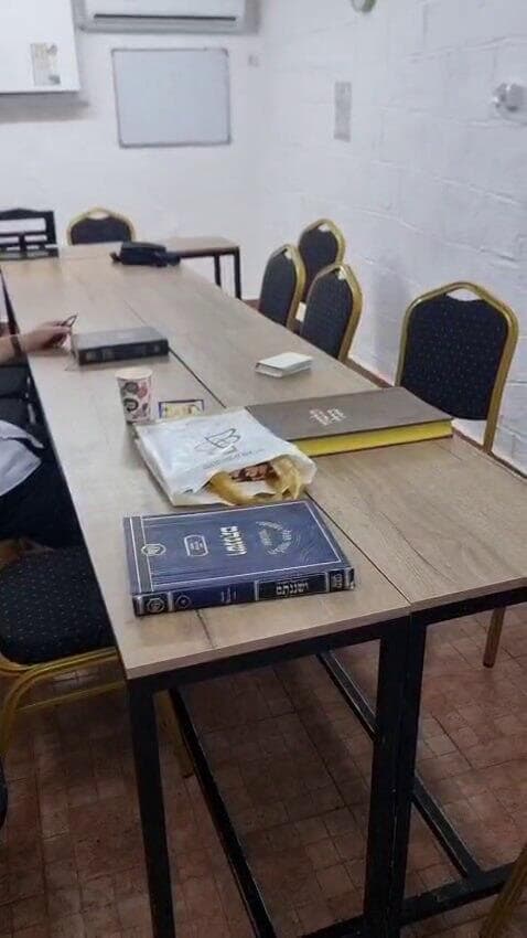 המקלטים בצפת הפכו לבתי כנסת והתושבים דורשים את פינויים