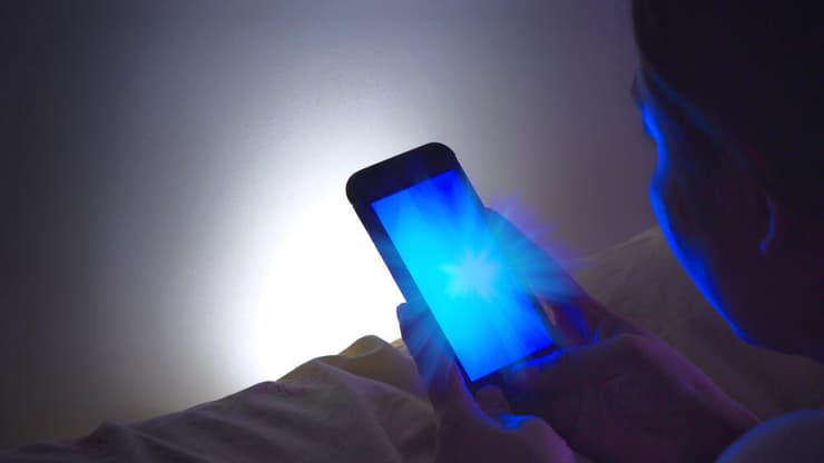 שימוש במסכים פוגע בשינה