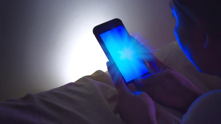 האור בלילה מדכא את ייצורו של ההורמון מלטונין, המופרש מבלוטת האצטרובל במוח (צילום: shutterstock) שימוש במסכים פוגע בשינה
