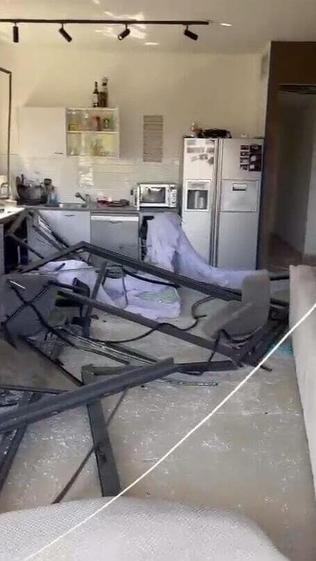 ביתה של נגה שנפגע בפגיעה הישירה ברמת גן מהטיל האיראני, מצאה אנשים זרים מסתובבים בביתה ומנסים לבזוז