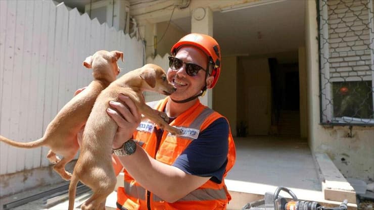 ראש העיר צביקה ברוט עם גורי הכלבים שאותרו (צילום: ודים אקשן) ראש העיר צביקה ברוט עם גורי הכלבים שאותרו