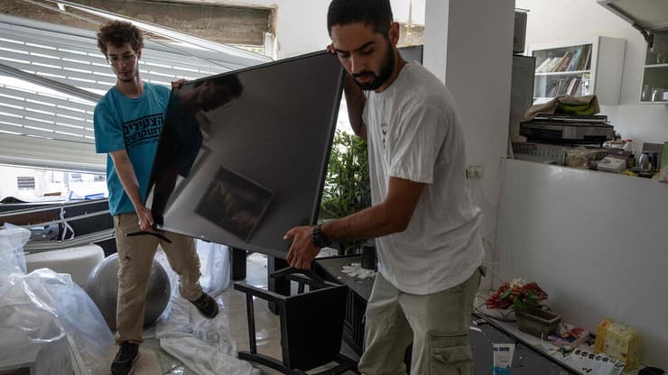 הרס בחיפה. "בתים שאי אפשר לגור בהם" (צילום: MAYA LEVIN / AFP) הרס בחיפה